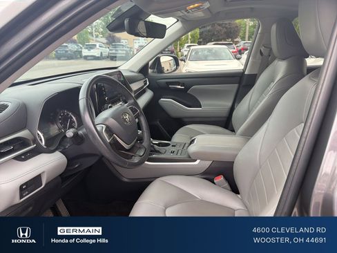 Used 2022 Toyota Highlander XLE AWD/4WD image 14