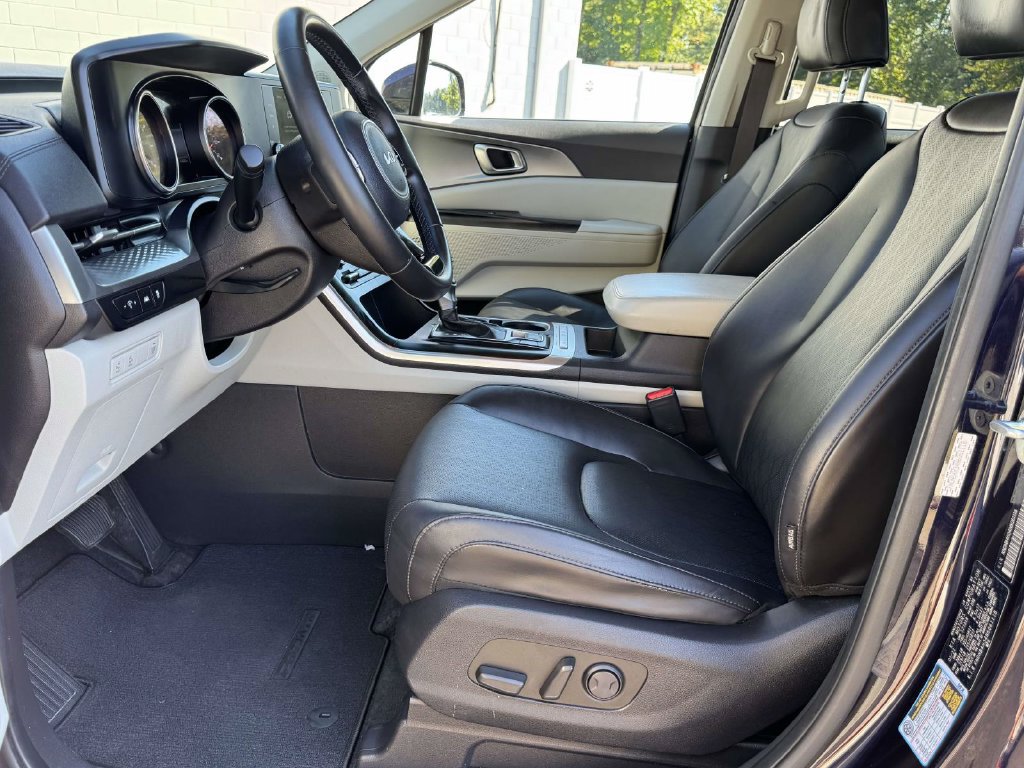 Used 2022 Kia Carnival LX FWD image 21