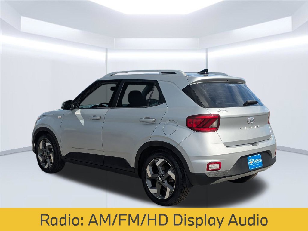 Used 2022 Hyundai Venue SEL FWD image 4