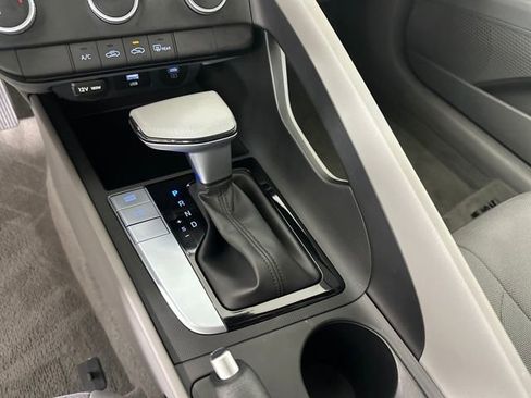 Certified 2025 Hyundai Elantra SE image 19
