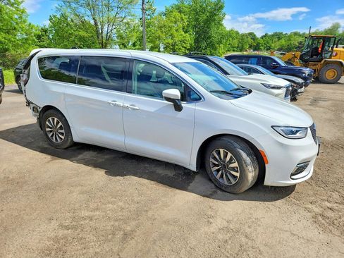 Used 2023 Chrysler Pacifica Touring-L FWD image 1