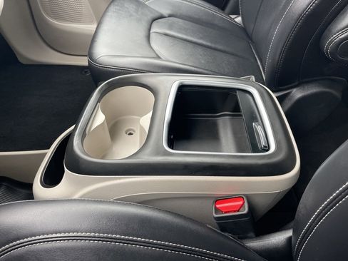 Used 2024 Chrysler Pacifica Touring-L image 14