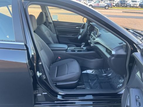 Used 2025 Nissan Altima 2.5 SV FWD image 27