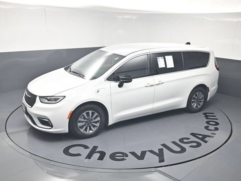 Used 2024 Chrysler Pacifica Limited FWD image 30