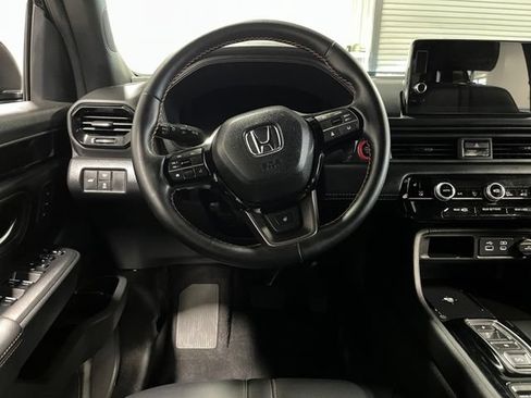 Used 2025 Honda Pilot TrailSport image 21