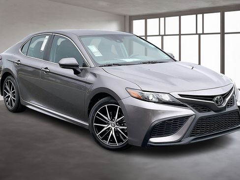 Used 2024 Toyota Camry SE image 1