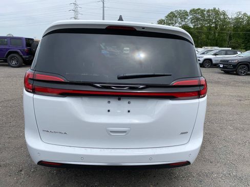 New 2027 Chrysler Pacifica Select AWD/4WD image 4