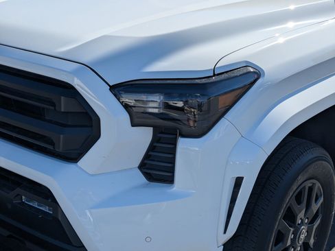 Used 2025 Toyota Tacoma SR5 AWD/4WD image 12