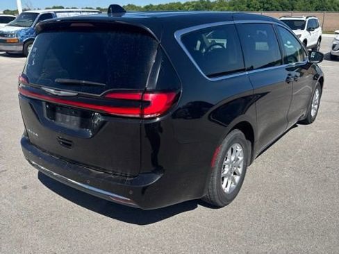 Used 2023 Chrysler Pacifica Touring-L FWD image 3