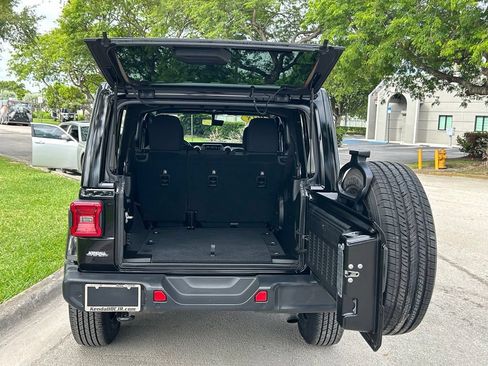 Certified 2018 Jeep Wrangler Unlimited Sahara AWD/4WD image 39