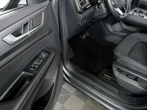 Certified 2025 Volkswagen Atlas Cross Sport SE image 8