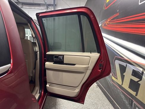 Used 2017 Lincoln Navigator Select image 25