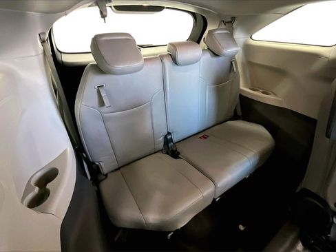 Used 2024 Toyota Sienna XLE image 29