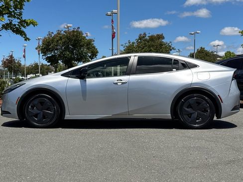 Used 2023 Toyota Prius LE FWD image 7