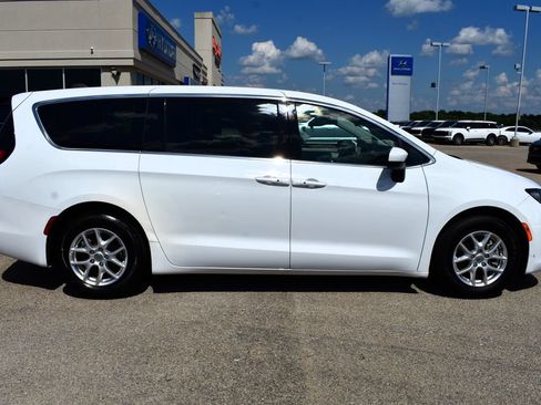 Used 2023 Chrysler Voyager LX FWD image 2
