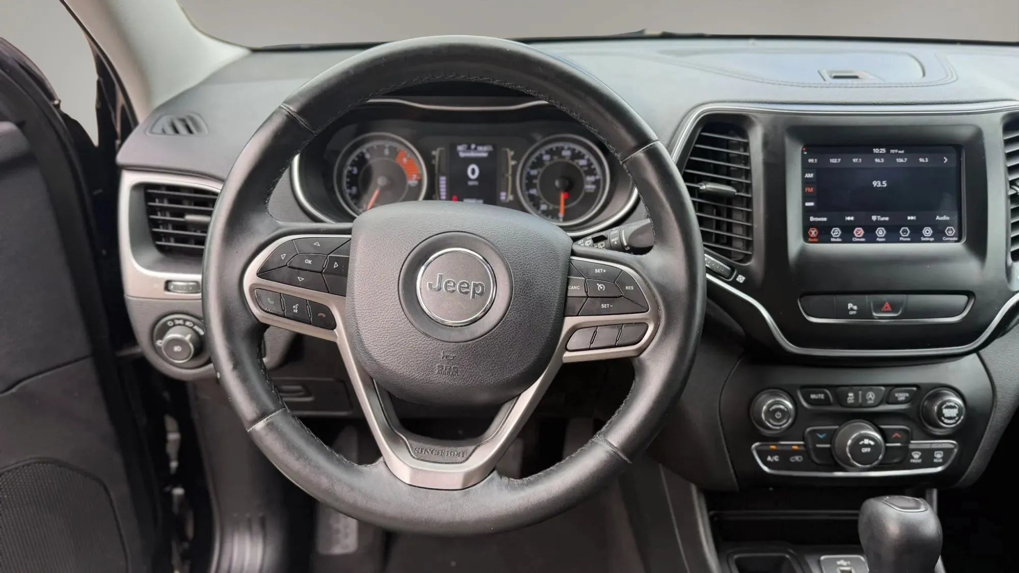 Used 2019 Jeep Cherokee Latitude Plus FWD image 33