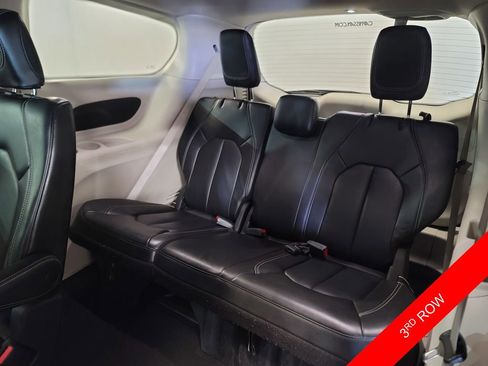 Used 2023 Chrysler Pacifica Touring-L FWD image 7