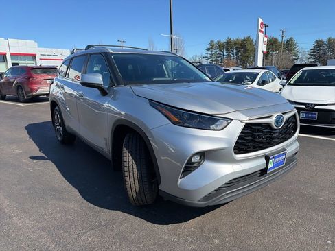 Used 2023 Toyota Highlander XLE image 3