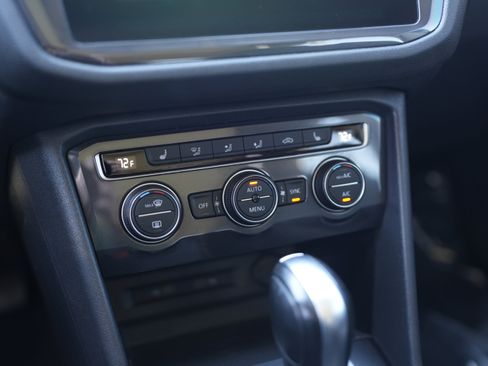 Used 2021 Volkswagen Tiguan SE w/ Panoramic Sunroof Package image 16