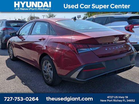 Used 2024 Hyundai Elantra Blue image 2