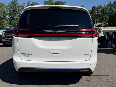 Used 2024 Chrysler Pacifica Touring-L AWD/4WD image 4