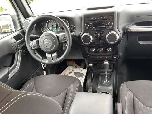 Used 2017 Jeep Wrangler Unlimited Sahara w/ Connectivity Group AWD/4WD image 26