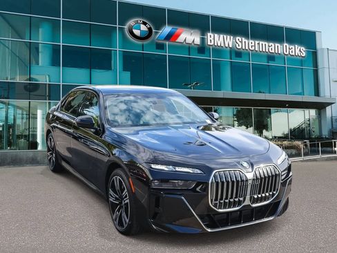 Used 2025 BMW 740i xDrive AWD/4WD image 3