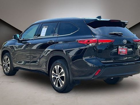 Used 2022 Toyota Highlander XLE AWD/4WD image 4