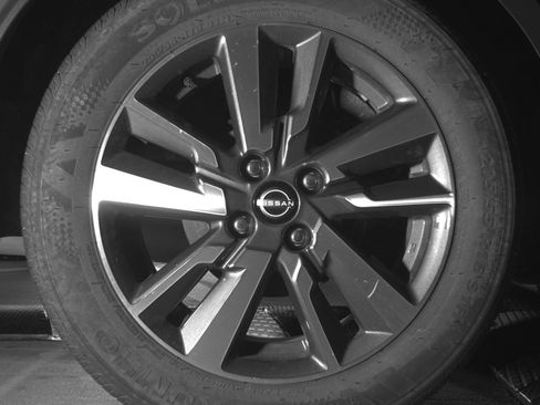 Used 2025 Nissan Versa SV image 15