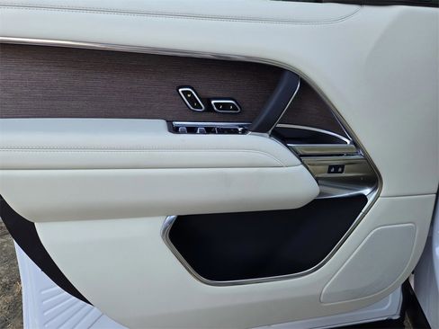 New 2025 Land Rover Range Rover SE image 9