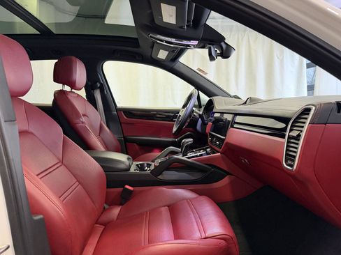 Used 2023 Porsche Cayenne Platinum Edition image 16