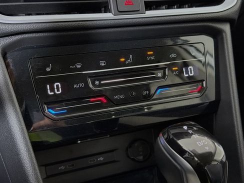 Used 2025 Volkswagen Taos SE image 18