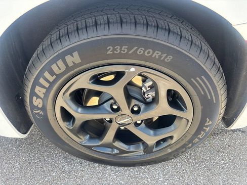 Used 2024 Chrysler Pacifica Limited FWD image 5