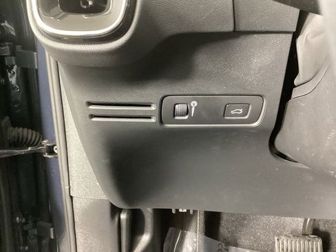 Used 2021 Volvo XC40 T5 Momentum w/ Premium Package image 21