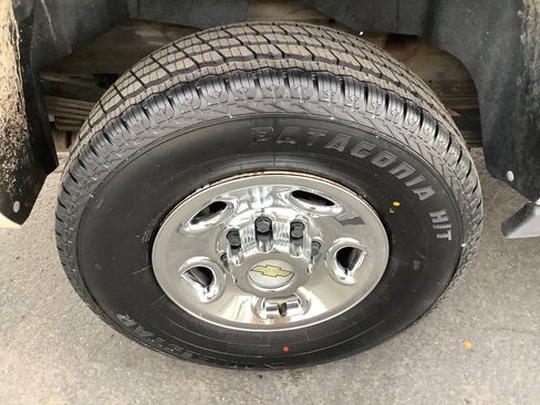 Used 2012 Chevrolet Suburban 2500 w/ Skid Plate Package AWD/4WD image 28