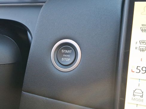 Used 2025 Land Rover Discovery Sport S image 24