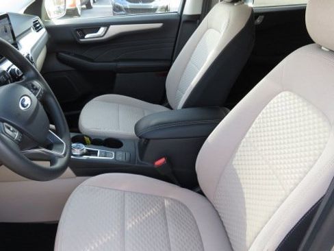 Certified 2021 Ford Escape SE image 4