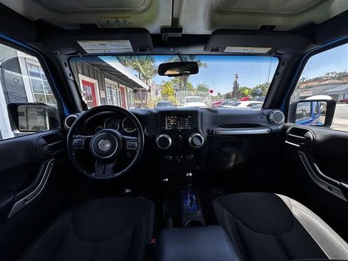 Used 2015 Jeep Wrangler Unlimited Sahara w/ Connectivity Group AWD/4WD image 27