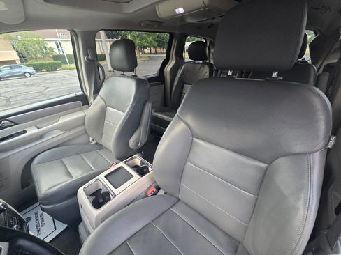 Used 2011 Volkswagen Routan SEL image 23