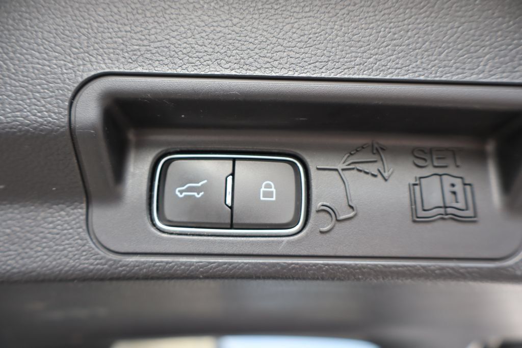 Used 2020 Ford Explorer XLT w/ Equipment Group 202A AWD/4WD image 29