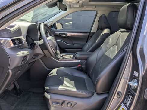 Used 2023 Toyota Highlander Platinum AWD/4WD image 61