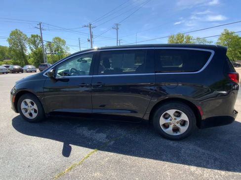 Used 2017 Chrysler Pacifica LX w/ Tire & Wheel Group FWD image 5