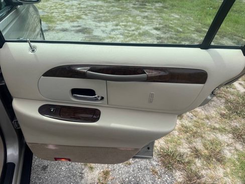 Used 1999 Lincoln Town Car Executive RWD image 22