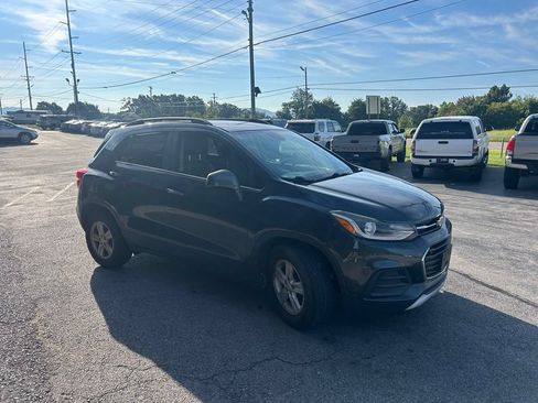 Used 2017 Chevrolet Trax LT w/ LT Convenience Package FWD image 2