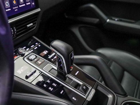 Certified 2023 Porsche Cayenne Platinum Edition image 27