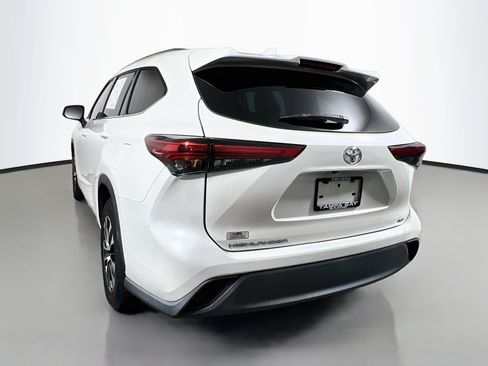 Used 2021 Toyota Highlander XLE FWD image 8
