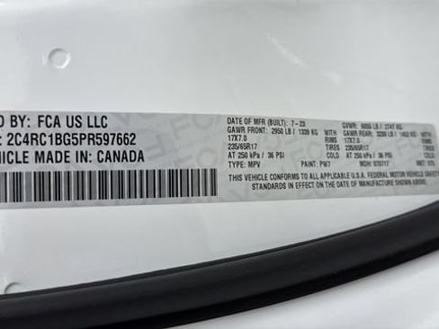 Used 2023 Chrysler Pacifica Touring-L FWD image 26