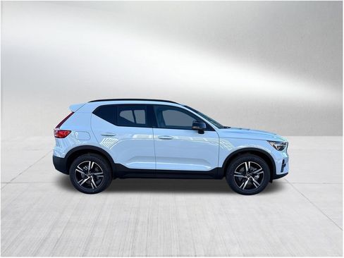 New 2026 Volvo XC40 B5 Core AWD/4WD image 4