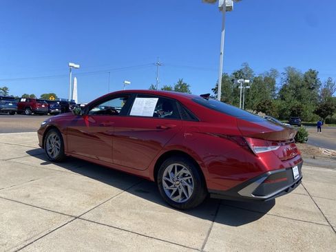 Used 2024 Hyundai Elantra SEL FWD image 11