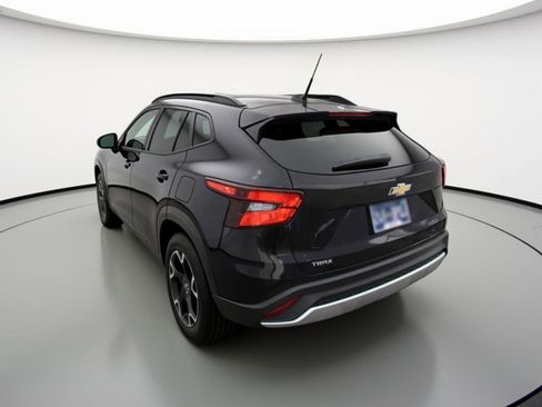 Used 2025 Chevrolet Trax LT FWD image 6